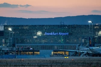 Der Flughafen in Frankfurt am Main (Symbolbild): Ein falscher Pilot war zur Übergabe eines Tickets sogar in Uniform erschienen.