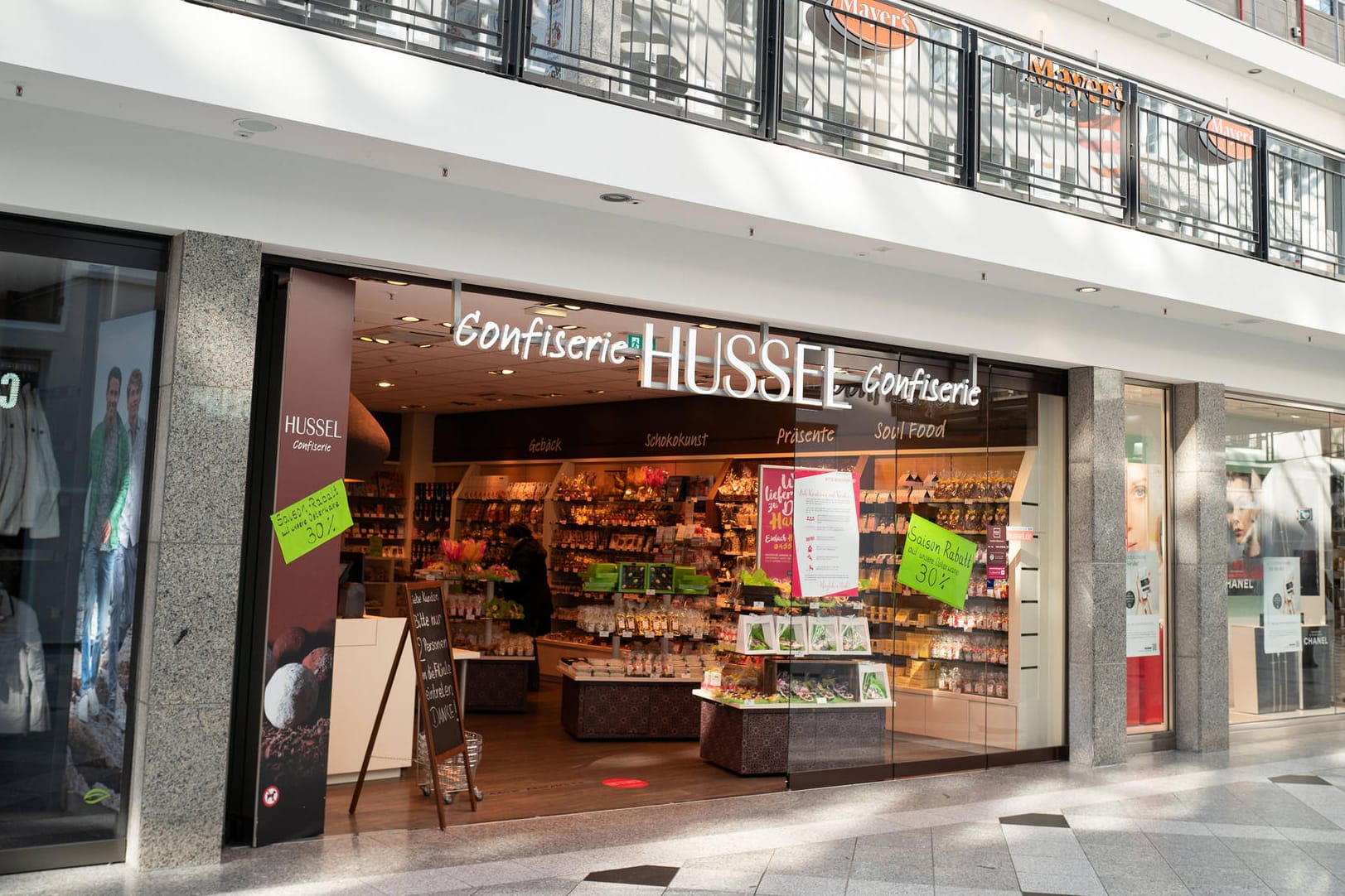 Hussel-Geschäft (Archivbild): Die Muttergesellschaft des Süßwarengeschäfts will sich in Eigenregie sanieren.