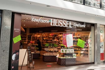 Hussel-Geschäft (Archivbild): Die Muttergesellschaft des Süßwarengeschäfts will sich in Eigenregie sanieren.