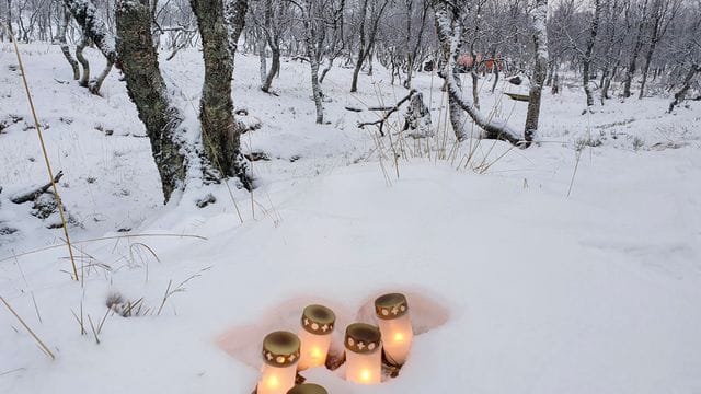 Brennende Kerzen sind im Schnee: Bei einen Hüttenbrand in Norwegen sind fünf Menschen gestorben.