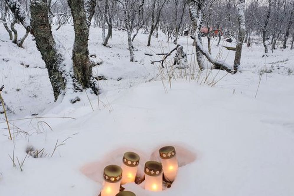 Brennende Kerzen sind im Schnee: Bei einen Hüttenbrand in Norwegen sind fünf Menschen gestorben.