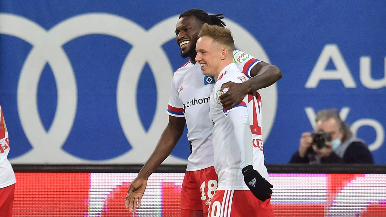 Die Hamburger Bakery Jatta und Sonny Kittel nach dem Treffer gegen den VfL Osnabrück. Die Hamburger Bakery Jatta und Sonny Kittel nach dem Treffer gegen den VfL Osnabrück.