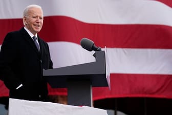 Der gewählten US-Präsident Joe Biden spricht im nach seinem Sohn benannten Major Joseph R.
