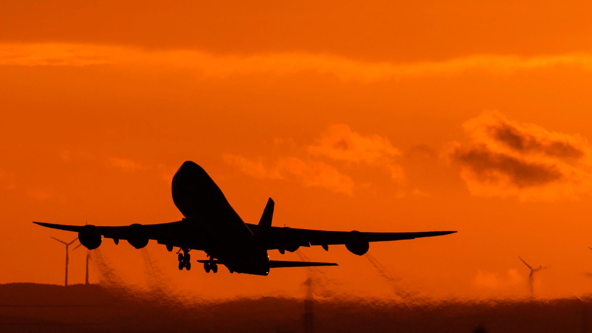 Eine Boeing 747 startet vom Flughafen Frankfurt in den Abendhimmel: Der scheidende US-Präsident Trump hat ein Ende des Einreisestopps für Ausländer aus weiten Teilens Europas in die USA angeordnet.