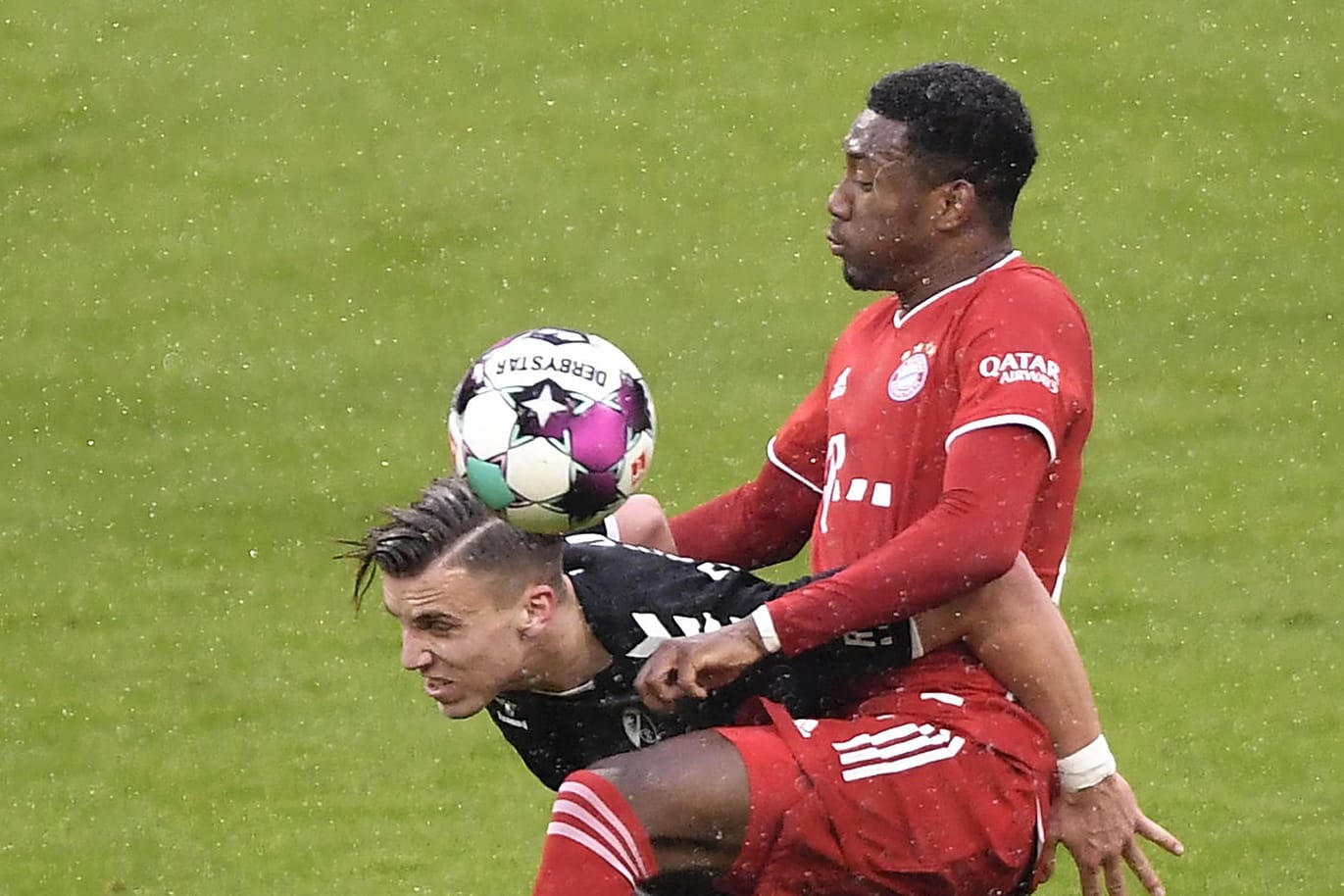 Bayerns David Alaba im Zweikampf mit Freiburgs Ermedin Demirović am 17. Januar 2021. Alaba wird Medienberichten zufolge zu Real Madrid wechseln.