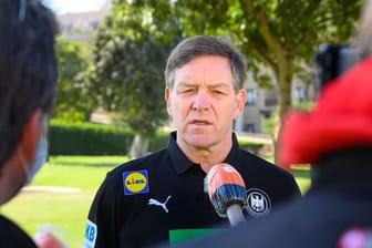 Ist von der Corona-Problematik genervt: Bundestrainer Alfred Gislason gibt den Medien Interviews.