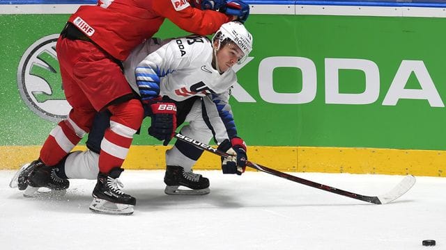 Die internationalen Proteste und der Rückzug von Sponsoren sorgten dafür, dass die IIHF Belarus die WM entzog. Die internationalen Proteste und der Rückzug von Sponsoren sorgten dafür, dass die IIHF Belarus die WM entzog.