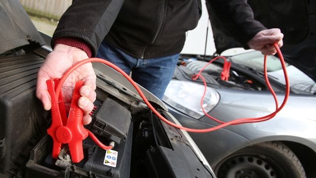 Wichtig bei der Starthilfe: Zuerst sollten alle nicht benötigten Verbraucher in beiden Autos ausgeschaltet werden.