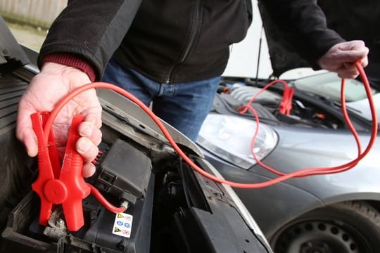 Wichtig bei der Starthilfe: Zuerst sollten alle nicht benötigten Verbraucher in beiden Autos ausgeschaltet werden.