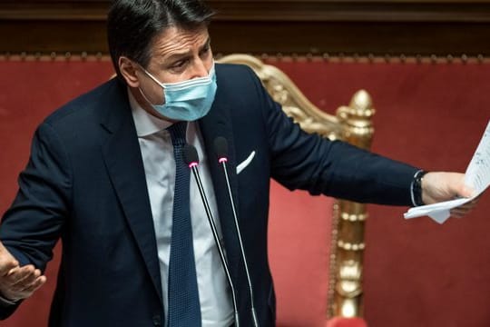 Italiens Ministerpräsident Giuseppe Conte übersteht zwei Vertrauensfragen an zwei Tagen.