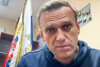 Der Kremlkritiker Alexej Nawalny wartet in einer Polizeistation im Moskauer Gebiet Chimki auf sein Schnellverfahren.