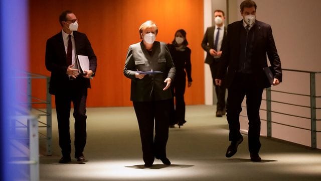 Kanzlerin Angela Merkel (CDU), Berlins Regierender Bürgermeister Michael Müller (l, SPD) und der CSU-Vorsitzende Markus Söder kommen zur Pressekonferenz im Bundeskanzleramt.