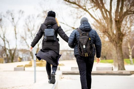 Spazierengehen ist ein natürlicher Stimmungsaufheller - auch an trüben Tagen.