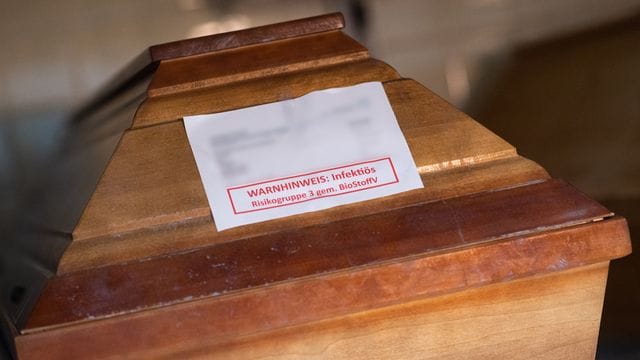 Die Zahl der Corona-Toten ist weiterhin auf einem hohen Niveau in Deutschland. Die Zahl der Corona-Toten ist weiterhin auf einem hohen Niveau in Deutschland.