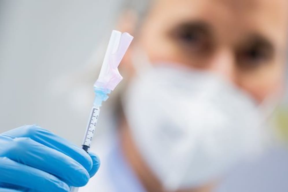 Ein Arzt mit einer Spritze, die den Impfstoff von Moderna gegen Covid-19 enthält: Das Unternehmen plant, seine Produktion im diesem Jahr aufzustocken.