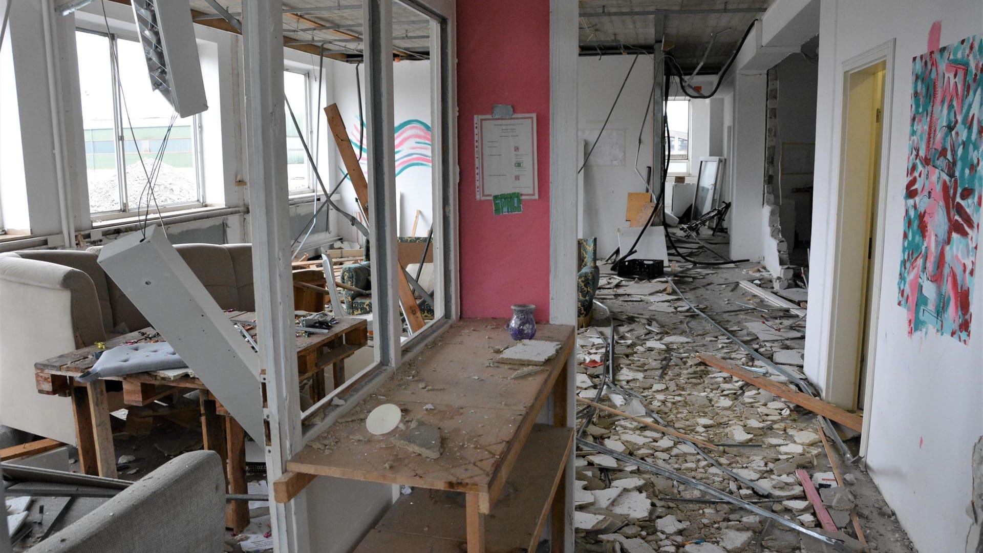 Elemente baumeln von der Decke, der Boden ist übersät mit Dreck: So sieht das Haus am Großmarkt nach dem Auszug der OMZ aus.