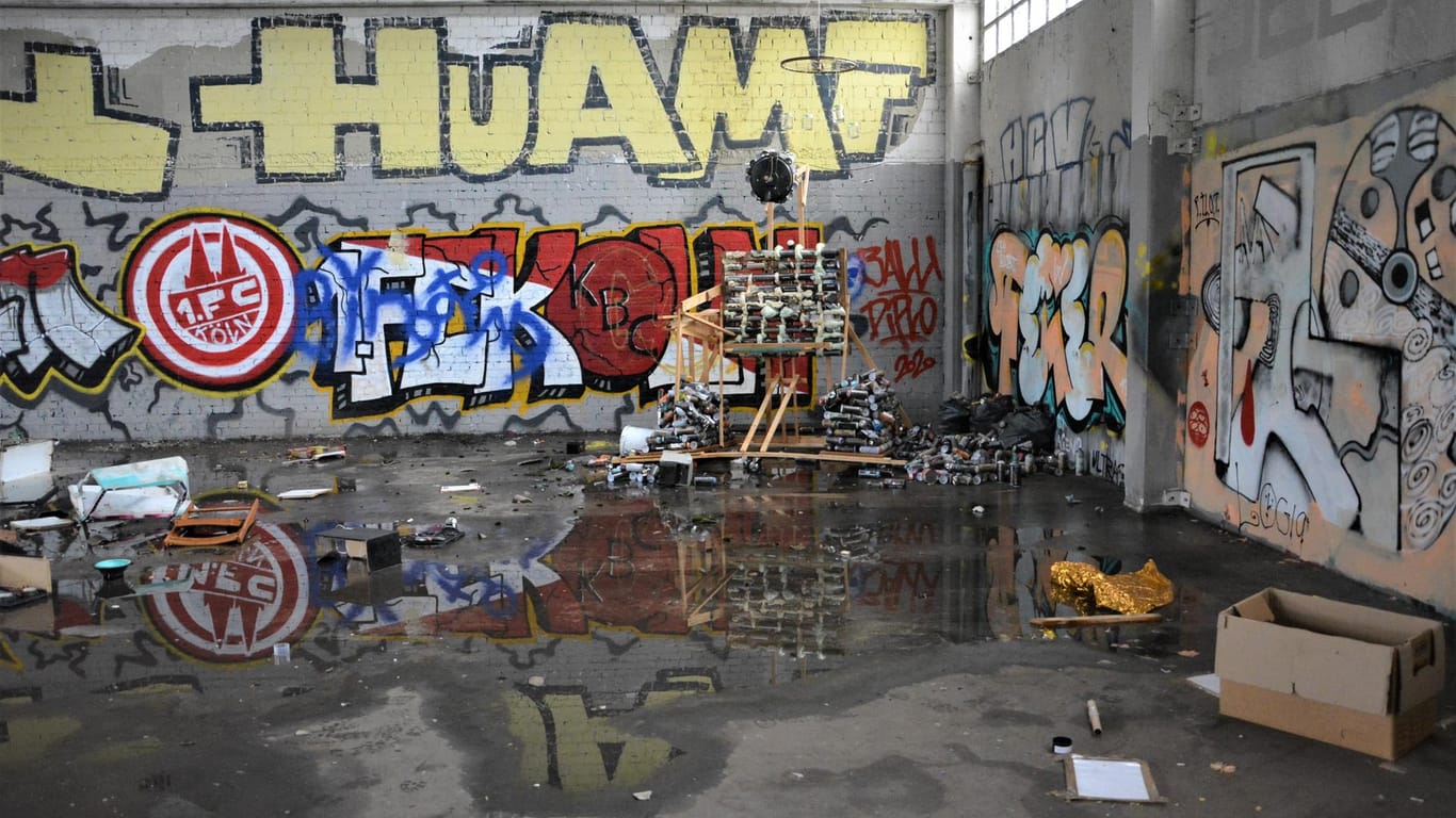 Farbenfohe Graffities auf den Wändern der ehemaligen Werkhalle: Einen solchen Ort vermissen die Mitglieder des "OMZ" in Köln-Deutz.