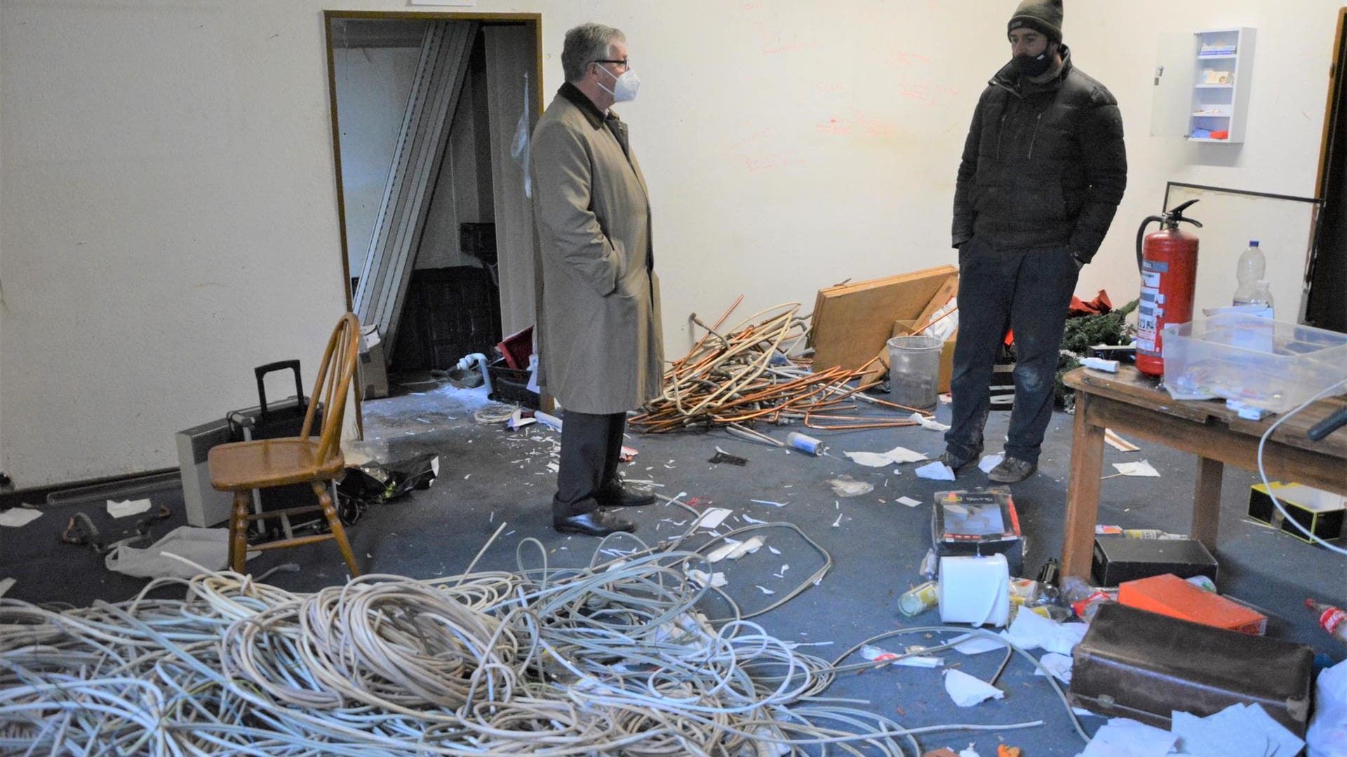 Kabel, Chaos, Schrott: Josef Ludwig, Leiter des Wohnungsamtes und Andre Salentin in dessen bisheriger Wohnung.