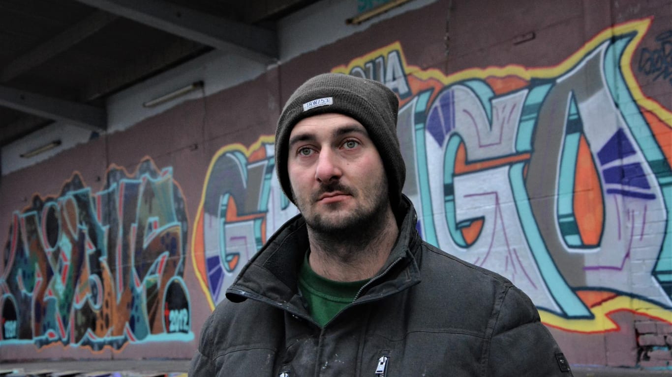 Andre Salentin vor einem Graffiti: Der Besetzer sieht die neue Bleibe kritisch, plant für die Zukunft aber groß.
