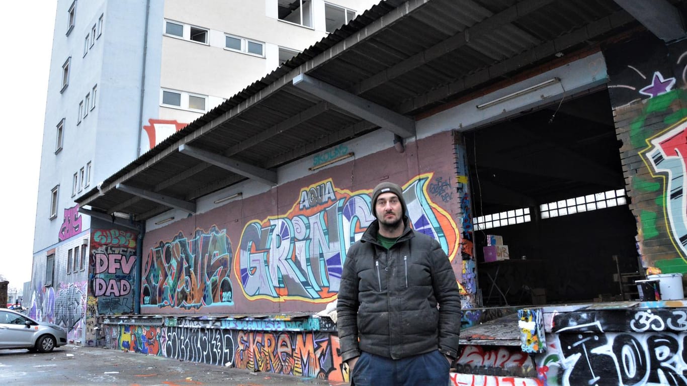 Andre Salentin vor dem bis vor kurzem besetzten Haus und der Werkhalle: Er ist erster Vorsitzender des Vereins "Obdachlose mit Zukunft".