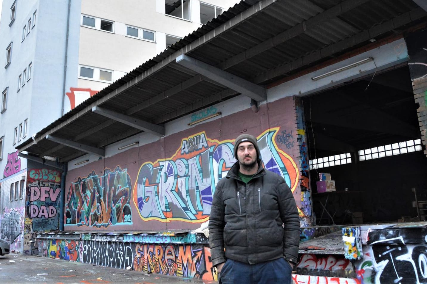 Andre Salentin vor dem bis vor kurzem besetzten Haus und der Werkhalle: Er ist erster Vorsitzender des Vereins "Obdachlose mit Zukunft".