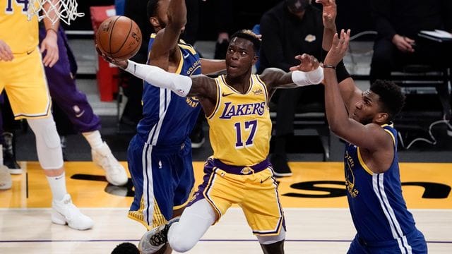 Konnte trotz starker Partie die Lakers-Niederlage gegen die Warriors nicht verhindern: Dennis Schröder (M). Konnte trotz starker Partie die Lakers-Niederlage gegen die Warriors nicht verhindern: Dennis Schröder (M).