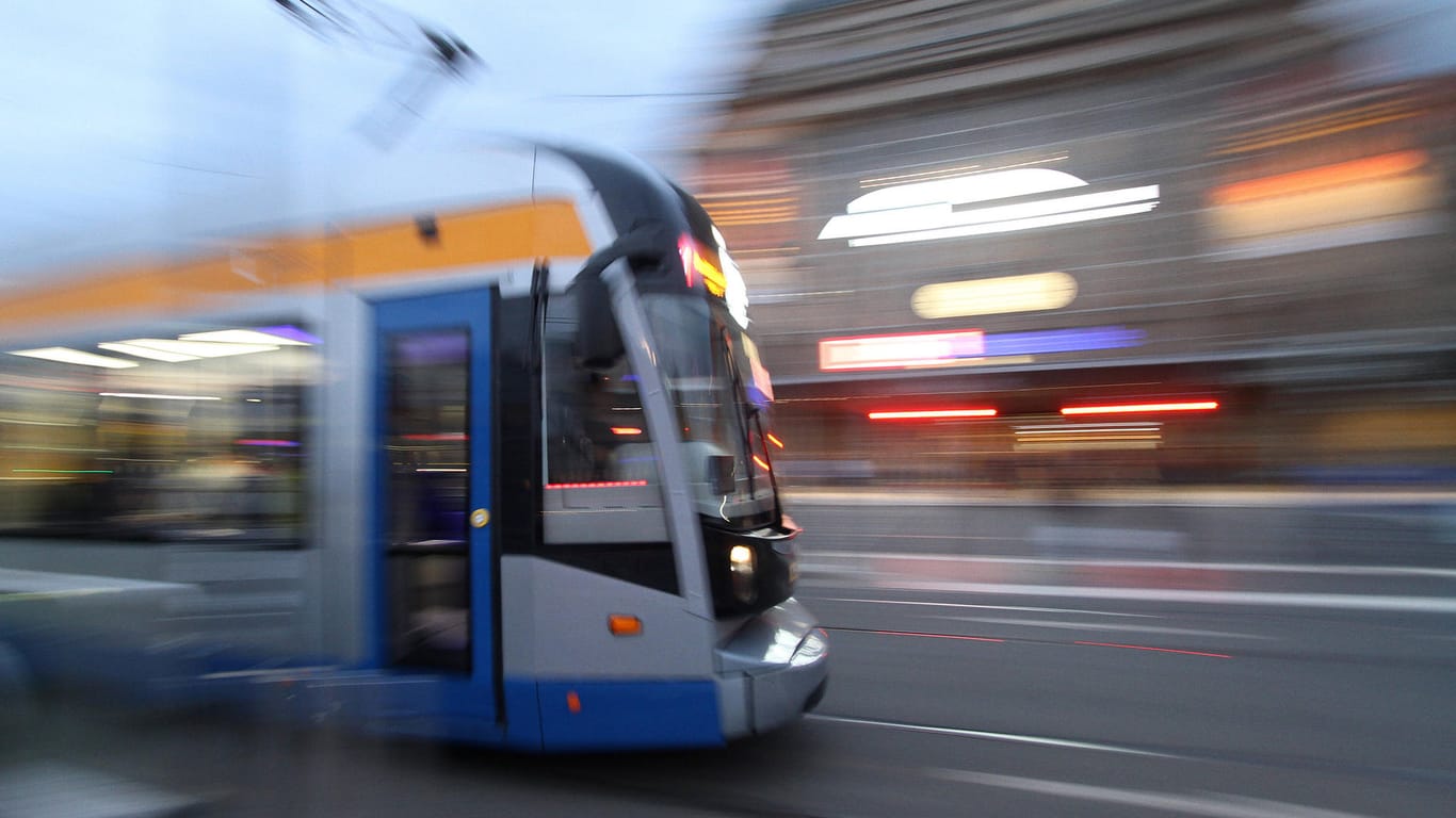 Eine Tram der Leipziger Verkehrsbetriebe (Symbolbild): Ein Rollstuhlfahrer wurde von einer Tram angefahren und schwer verletzt.