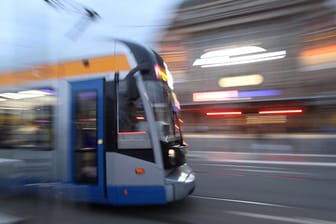 Eine Tram der Leipziger Verkehrsbetriebe (Symbolbild): Ein Rollstuhlfahrer wurde von einer Tram angefahren und schwer verletzt.