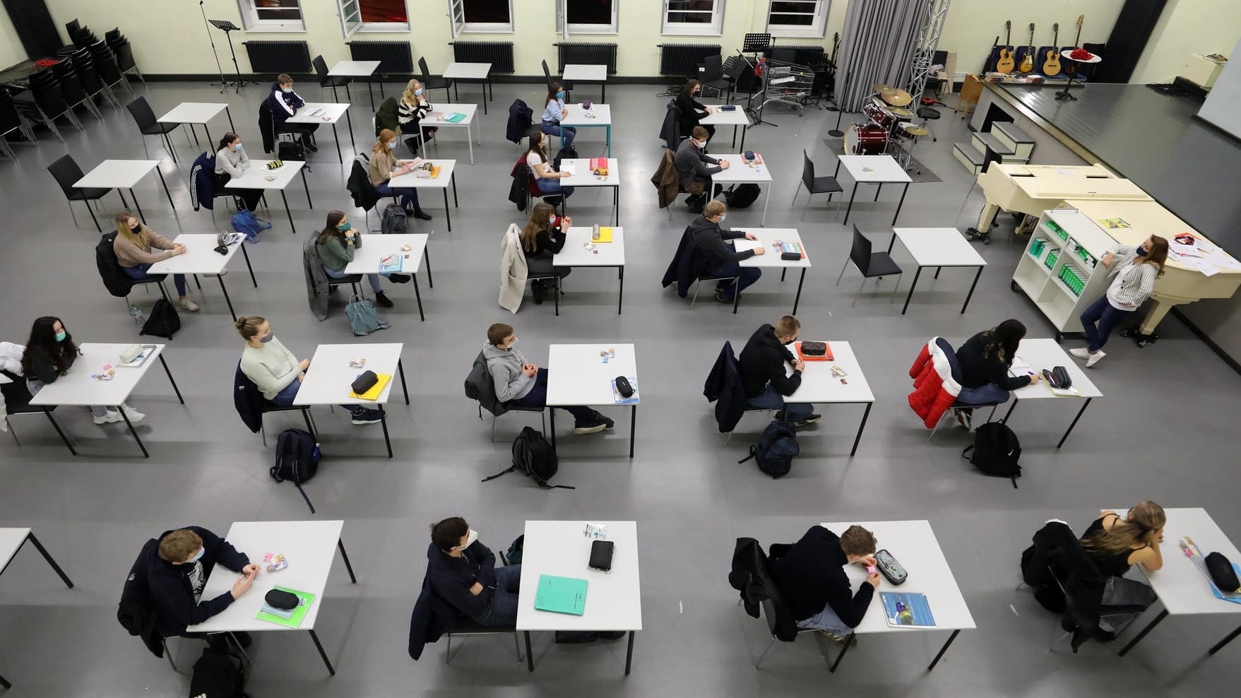 In der Aula im Innerstädtischen Gymnasium beginnen die Kurse: "Lernverluste drohen auch über diese Generation hinaus und machen jahrzehntelange Fortschritte zunichte", heißt es von der Unesco.