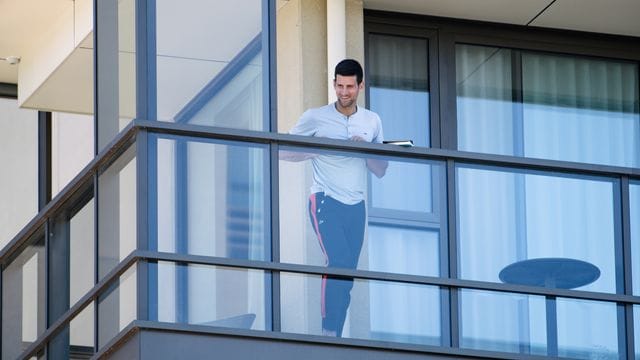 Für die Tennisstars wie Novak Djokovic wartet in Australien erst einmal eine strenge Quarantäne. Für die Tennisstars wie Novak Djokovic wartet in Australien erst einmal eine strenge Quarantäne.