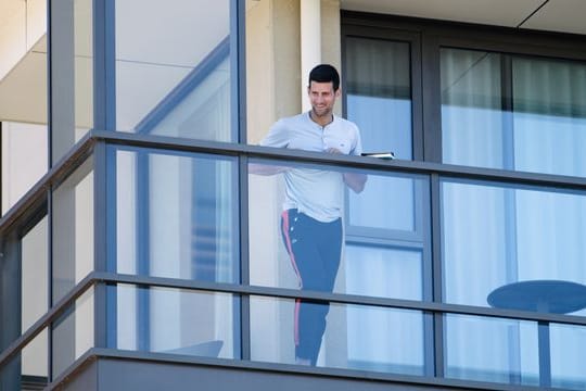 Für die Tennisstars wie Novak Djokovic wartet in Australien erst einmal eine strenge Quarantäne.