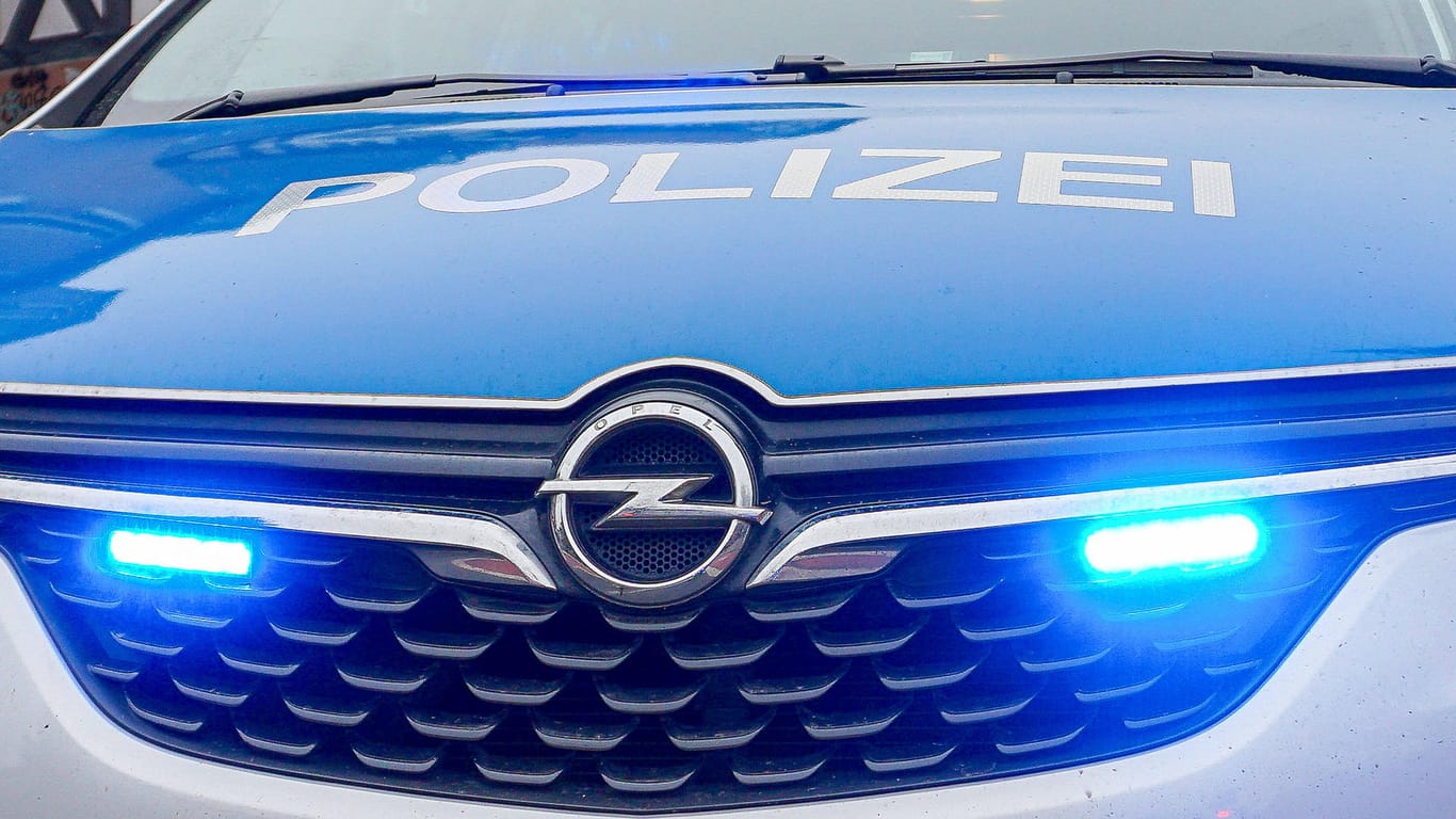 Ein Streifenwagen mit Blaulicht (Symbolfoto): Die Hintergründe der Tat in Lüneburg würden nun ermittelt, hieß es.