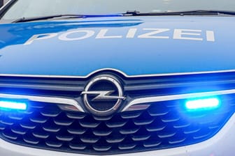 Ein Streifenwagen mit Blaulicht (Symbolfoto): Die Hintergründe der Tat in Lüneburg würden nun ermittelt, hieß es.