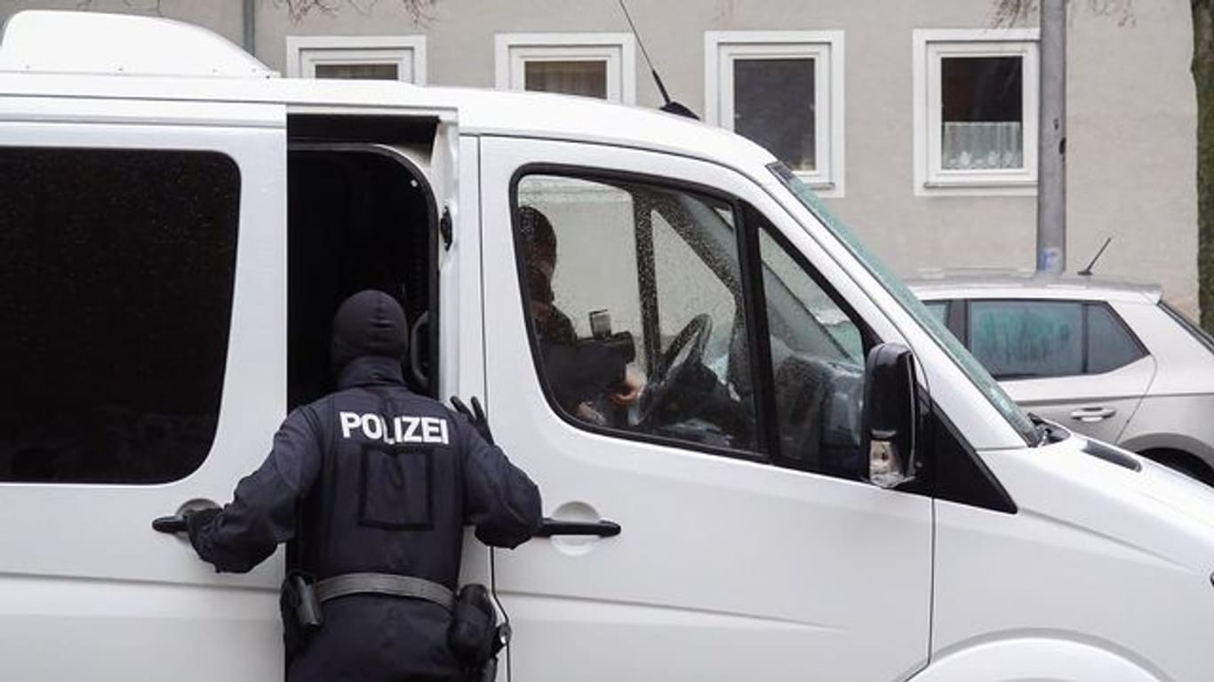 Einsatzkräfte der Bundespolizei stehen bei einem Einsatz in einem Wohngebiet in Salzgitter, Niedersachsen.
