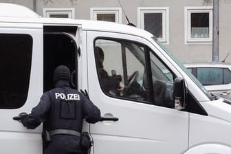 Einsatzkräfte der Bundespolizei stehen bei einem Einsatz in einem Wohngebiet in Salzgitter, Niedersachsen.