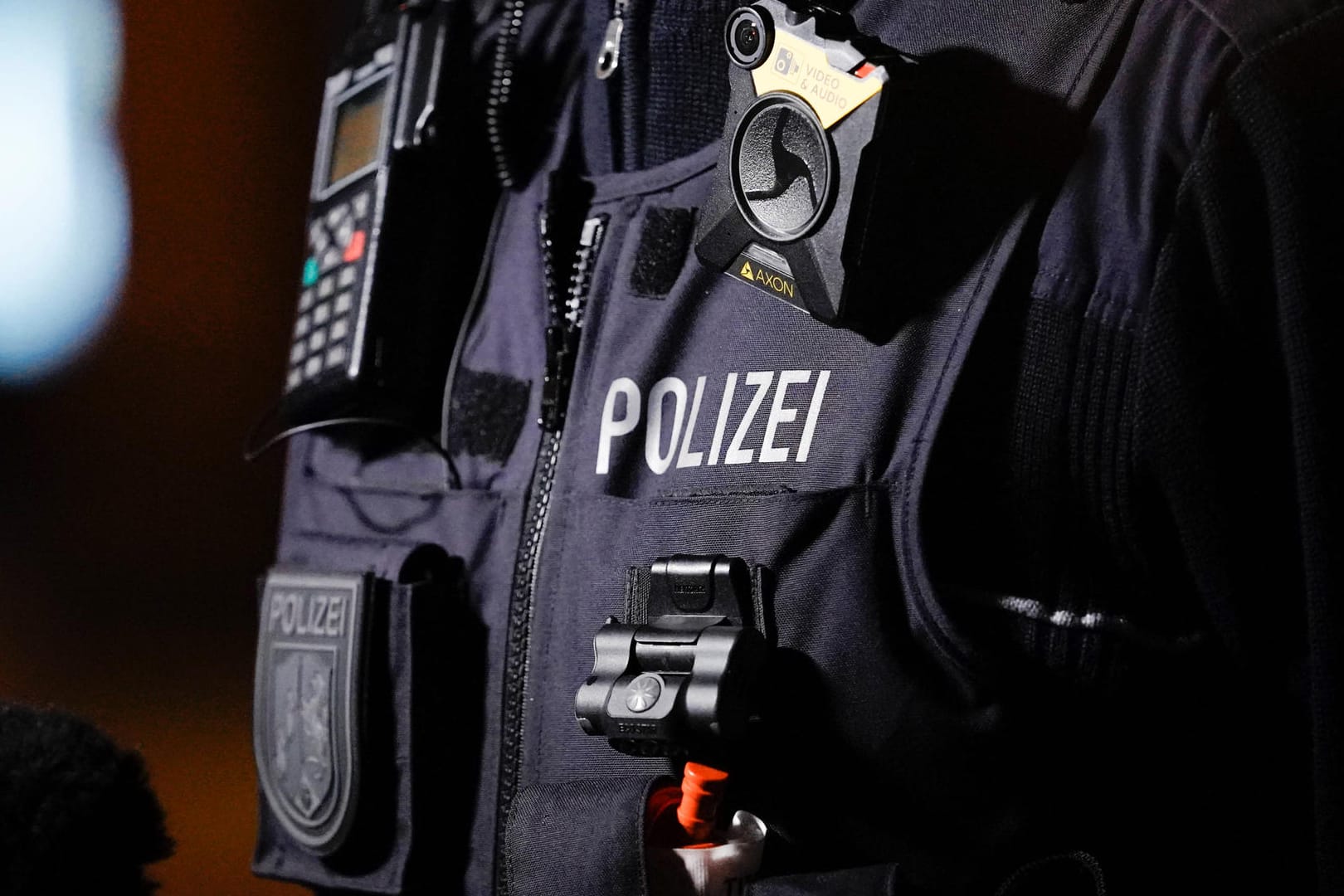 Ein Polizist in Uniform (Symbolfoto): Der Bandenchef habe das Ganze über sein Smartphone aus sicherer Entfernung koordiniert.