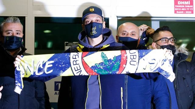 Wird in der Türkei mit offenen Armen empfangen: Fenerbahce-Neuzugang Mesut Özil. Wird in der Türkei mit offenen Armen empfangen: Fenerbahce-Neuzugang Mesut Özil.
