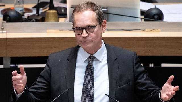 Michael Müller (SPD), Regierender Bürgermeister von Berlin: Härte Corona-Maßnahmen sollen das Arbeitsleben treffen. Michael Müller (SPD), Regierender Bürgermeister von Berlin: Härte Corona-Maßnahmen sollen das Arbeitsleben treffen.