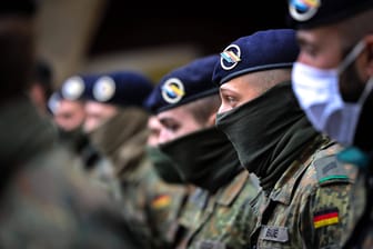 Soldaten stehen vor dem Gesundheitsamt in Stuttgart (Archivbild): Sie sollen nun bei den Corona-Tests in Alten- und Pflegeheimen helfen.