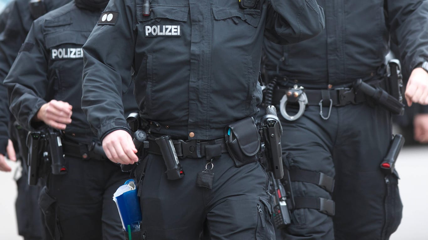 Bewaffnete Polizisten (Symbolbild): Spezialkräfte des LKA haben einen polizeibekannten Erfurter festgenommen.