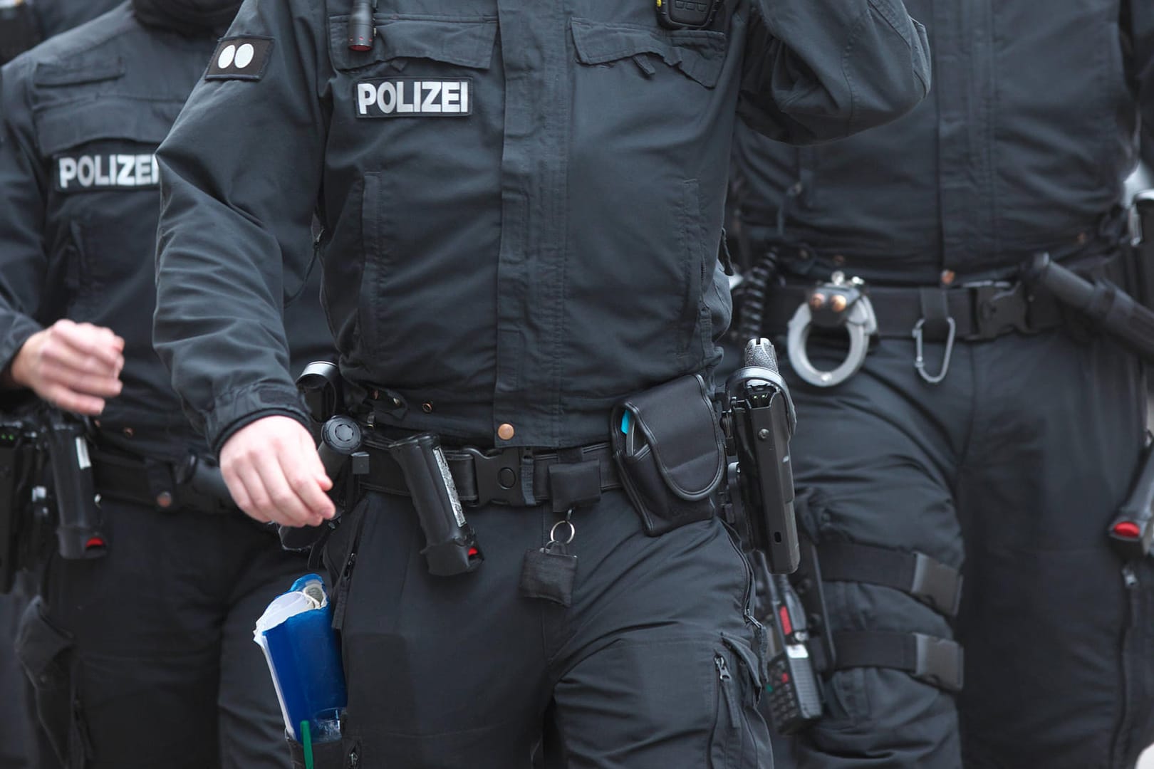 Bewaffnete Polizisten (Symbolbild): Spezialkräfte des LKA haben einen polizeibekannten Erfurter festgenommen.