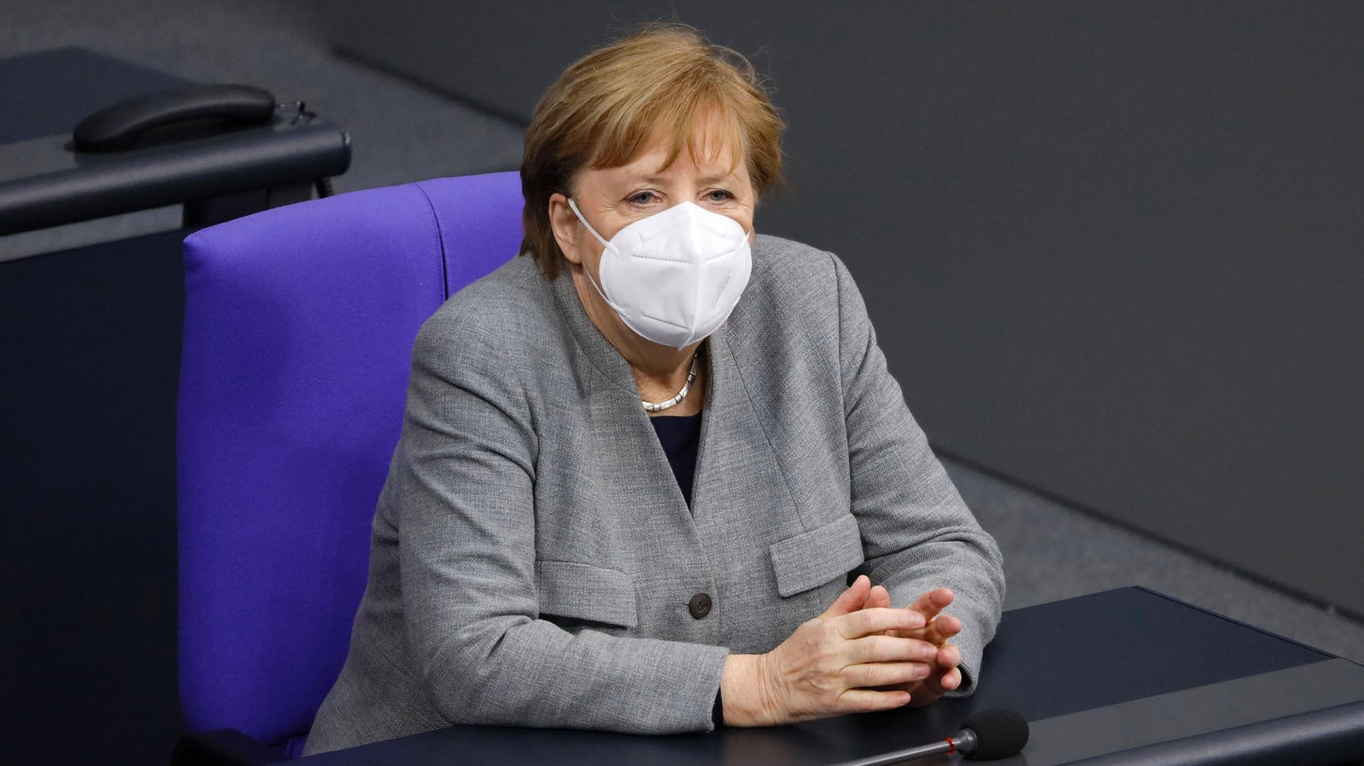 Angela Merkel: Die Bundeskanzlerin hat sich bereits am Montag von Experten beraten lassen. Heute folgt die Debatte mit den Ministerpräsidenten der Länder.