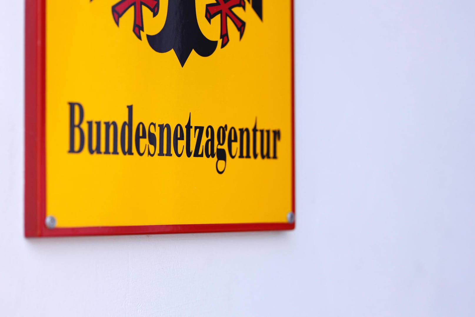 Die Bundesnetzagentur (Symbolbild): Die Aufsichtsbehörde hat im vergangenen Jahr über 21 Millionen mangelhafte Produkte aus dem Verkehr gezogen.