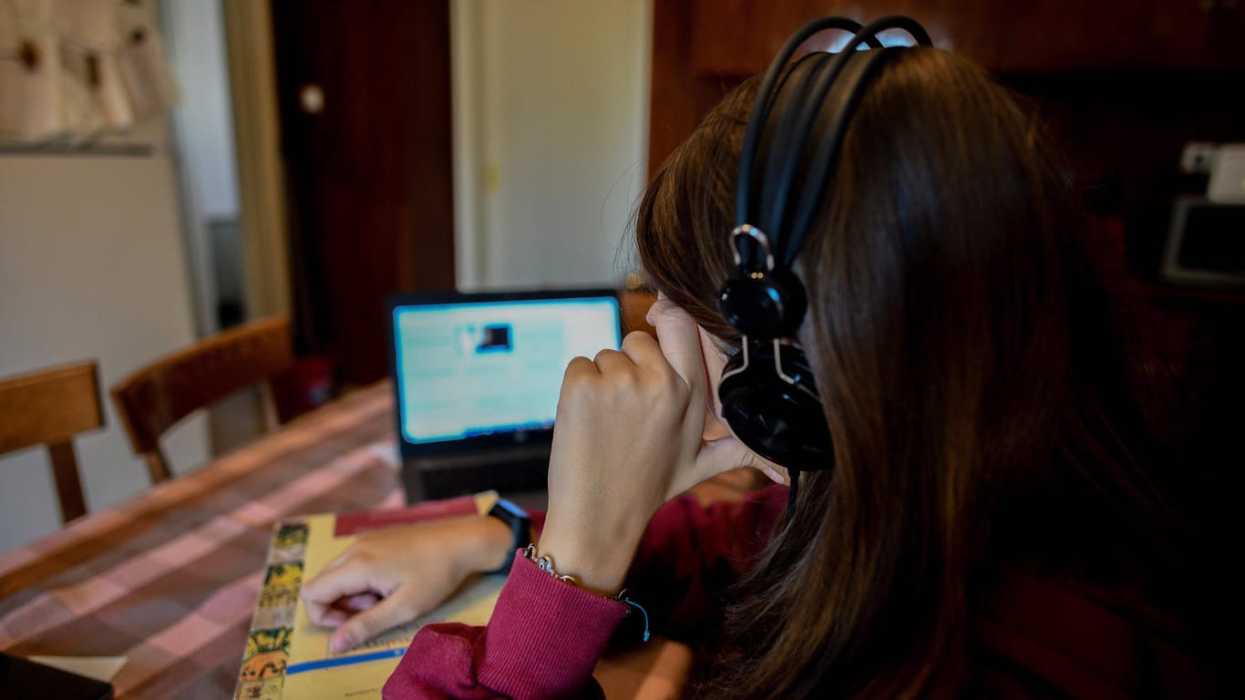Eine Schülerin lernt daheim am Laptop (Symbolbild): Das Jobcenter muss einer Schülerin, die Hartz-IV-Empfängerin ist, einen Computer und Zubehör stellen.