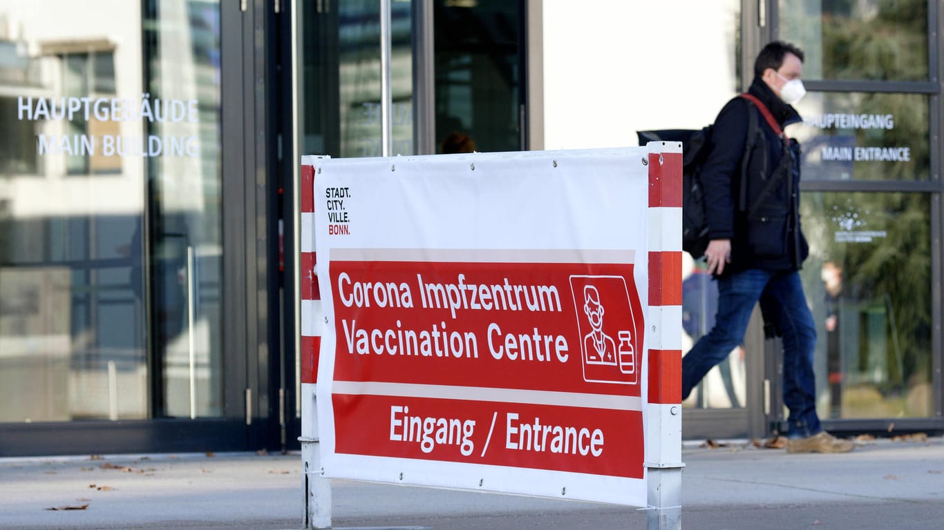 Schild am Eingang des Impfzentrums (Symbolbild): Am ersten Februar sollen die Impfungen in Bonn starten.