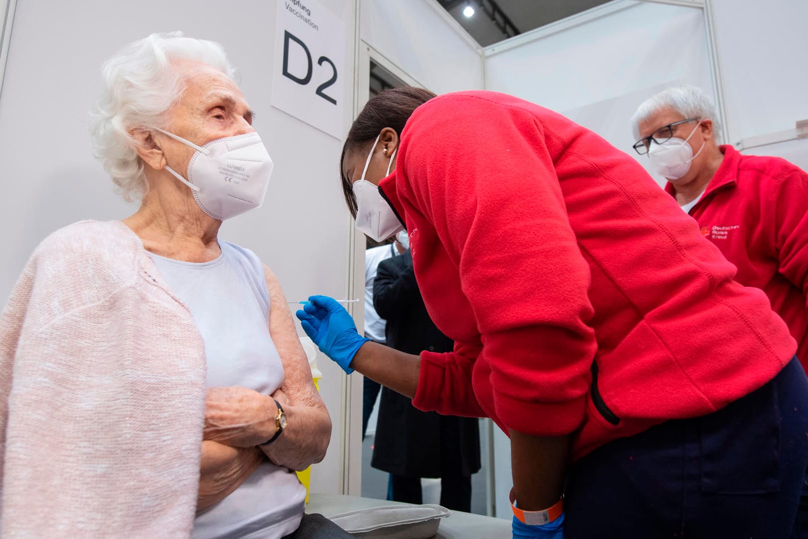 Eine Ärztin impft die 90-jährige Odores H. (l.) in der Festhalle in Frankfurt gegen das neuartige Coronavirus: Am ersten Tag des regulären Betriebs sollen hier rund 500 Menschen gegen Corona geimpft werden.
