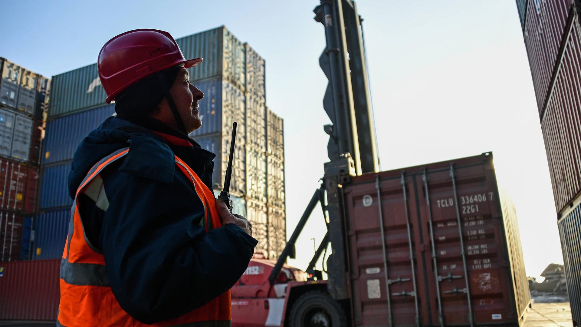 Umsatz am Container-Hafen: Vor allem der Export stimmt Finanzexperten positiv.