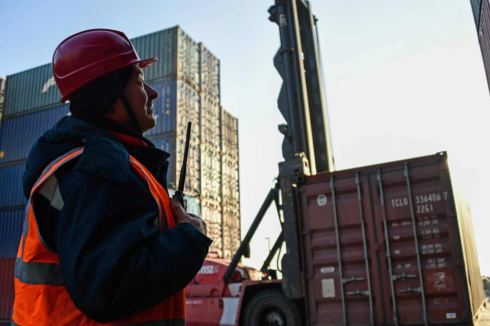 Umsatz am Container-Hafen: Vor allem der Export stimmt Finanzexperten positiv. Umsatz am Container-Hafen: Vor allem der Export stimmt Finanzexperten positiv.