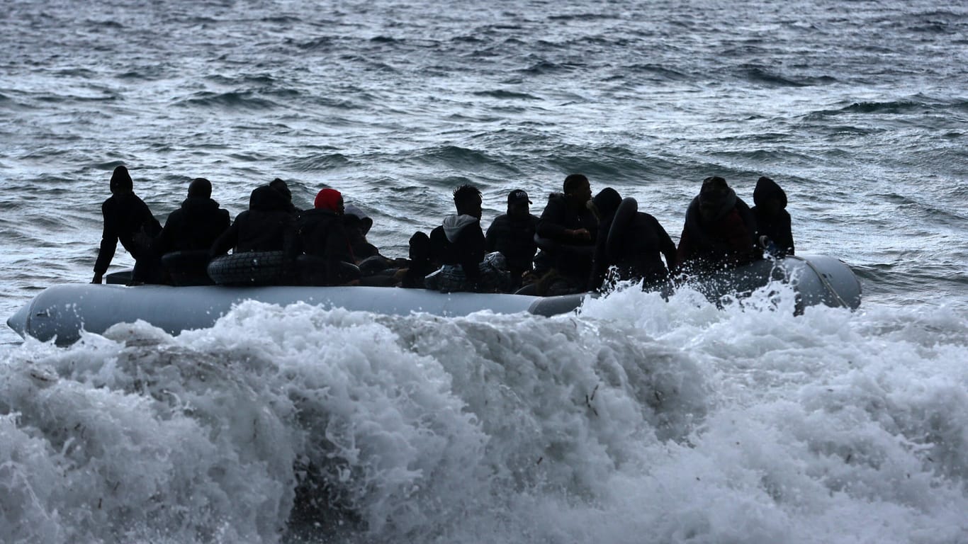 Boot mit Migranten vor der Insel Lesbos: Immer wieder kommt es bei der gefährlichen Überfahrt zu Unglücken. (Archivbild)