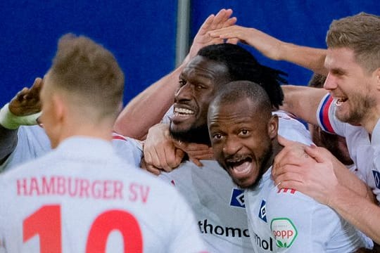 Bakery Jatta (Mitte) war der gefeierte Mann beim HSV-Kantersieg gegen Osnabrück.